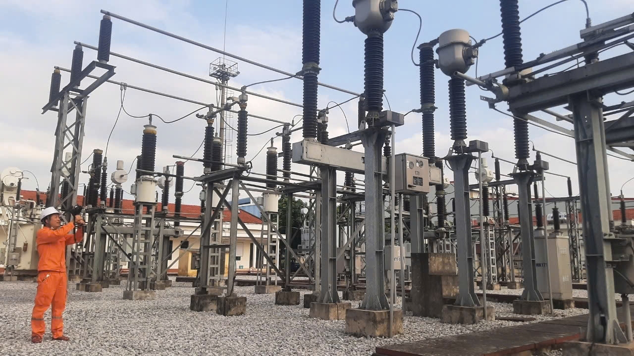 Nh&acirc;n vi&ecirc;n trạm 110kV Hưng Y&ecirc;n kiểm tra trạm điện bằng camera nhiệt &nbsp;