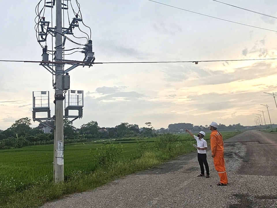Cán bộ Phòng Kỹ thuật kiểm tra, đánh giá tình trạng hoạt động của các máy cắt đang vận hành trên lưới