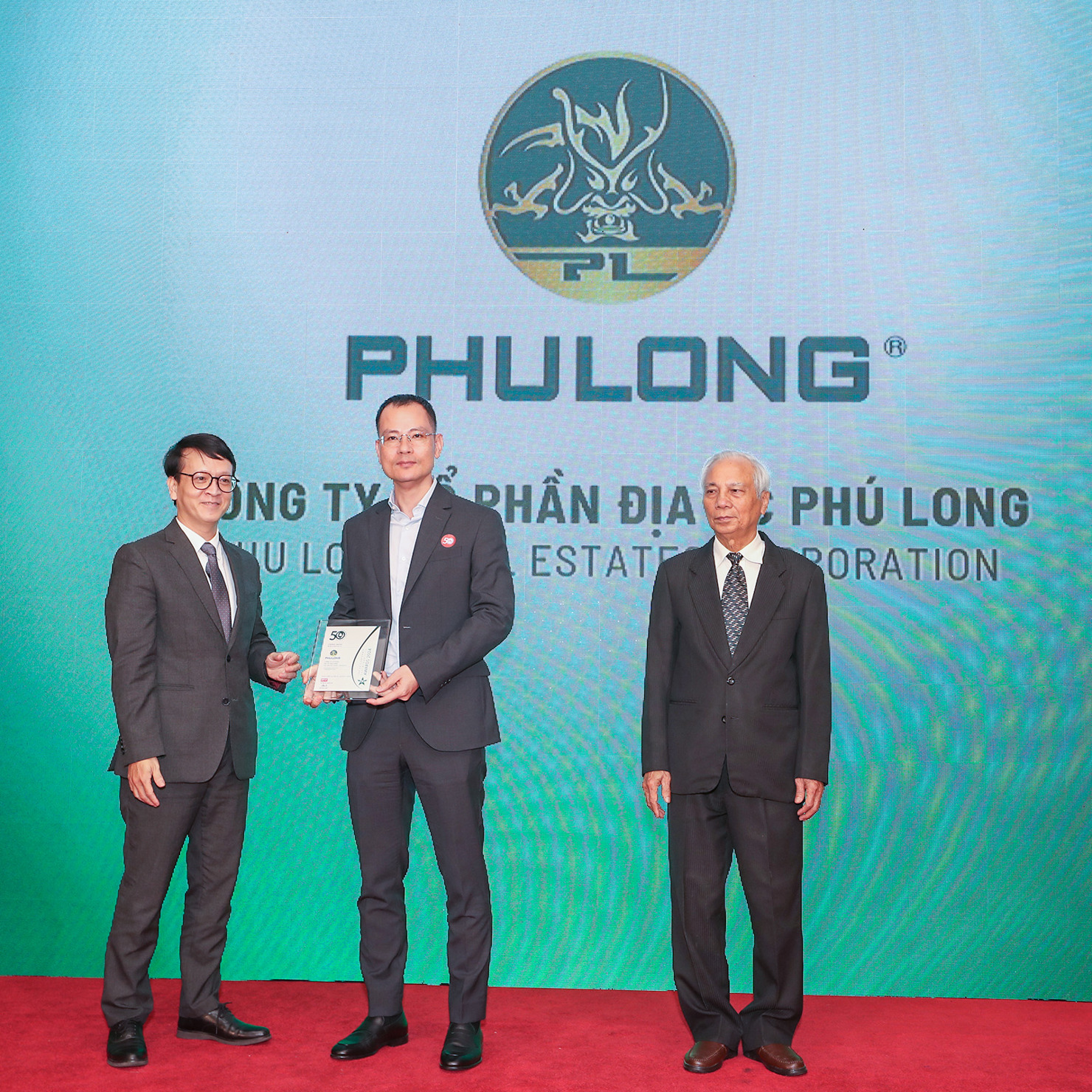 Đại diện Phú Long, Ông Vũ Hoài Nam – Phó Tổng Giám đốc nhận giải thưởng. Ảnh: Phú Long