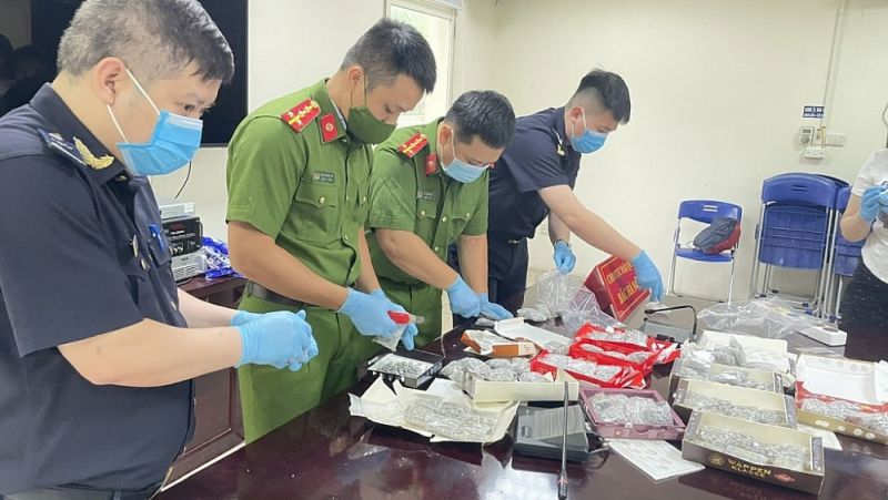 T&igrave;nh trạng bu&ocirc;n lậu, gian lận thương mại, vận chuyển tr&aacute;i ph&eacute;p h&agrave;ng h&oacute;a, ma t&uacute;y qua đường h&agrave;ng kh&ocirc;ng, chuyển ph&aacute;t nhanh c&oacute; xu hướng tăng.