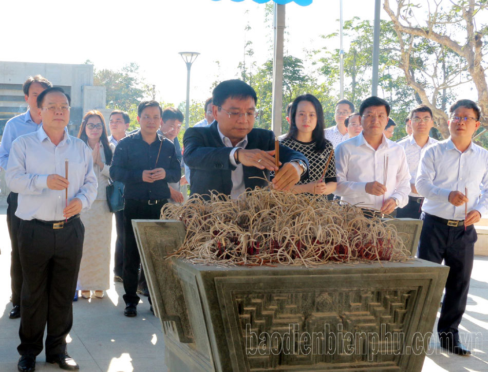 Bộ trưởng Bộ T&agrave;i ch&iacute;nh Nguyễn Văn Thắng c&ugrave;ng Đo&agrave;n c&ocirc;ng t&aacute;c d&acirc;ng hương tưởng niệm Đền thờ liệt sỹ tại Chiến trường Điện Bi&ecirc;n Phủ.