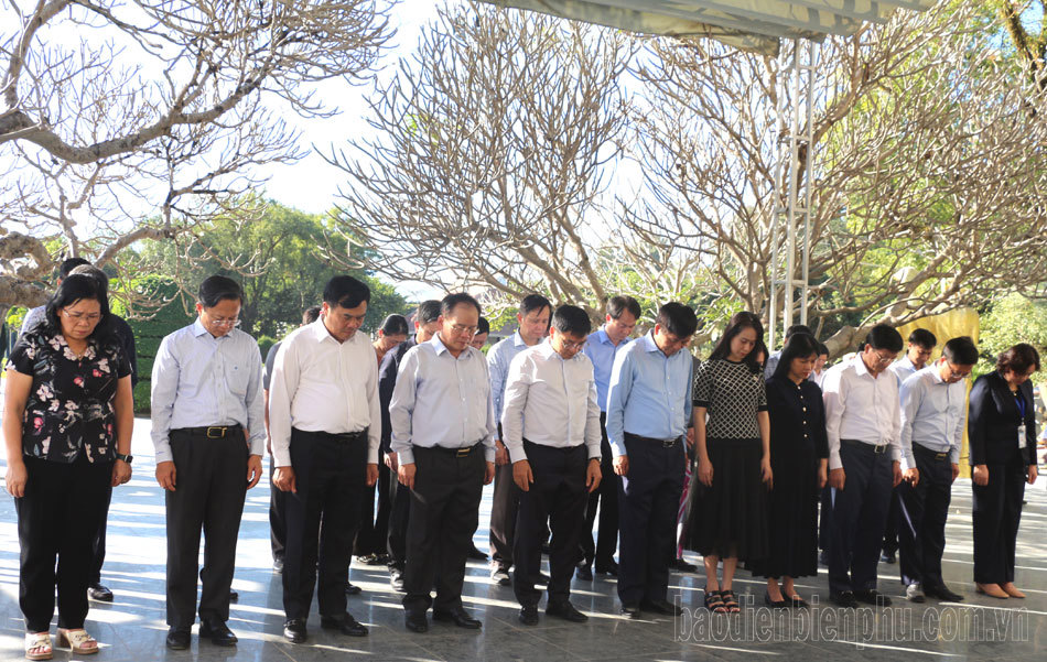 Bộ trưởng Bộ T&agrave;i ch&iacute;nh Nguyễn Văn Thắng c&ugrave;ng Đo&agrave;n c&ocirc;ng t&aacute;c mặc niệm, tri &acirc;n anh h&ugrave;ng liệt sĩ tại Nghĩa trang liệt sỹ A1.