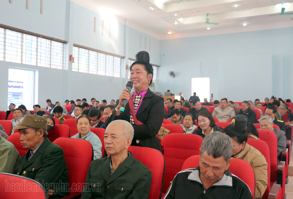 Cử tri thị trấn Tủa Ch&ugrave;a kiến nghị với Đo&agrave;n Đại biểu Quốc hội tỉnh Điện Bi&ecirc;n.