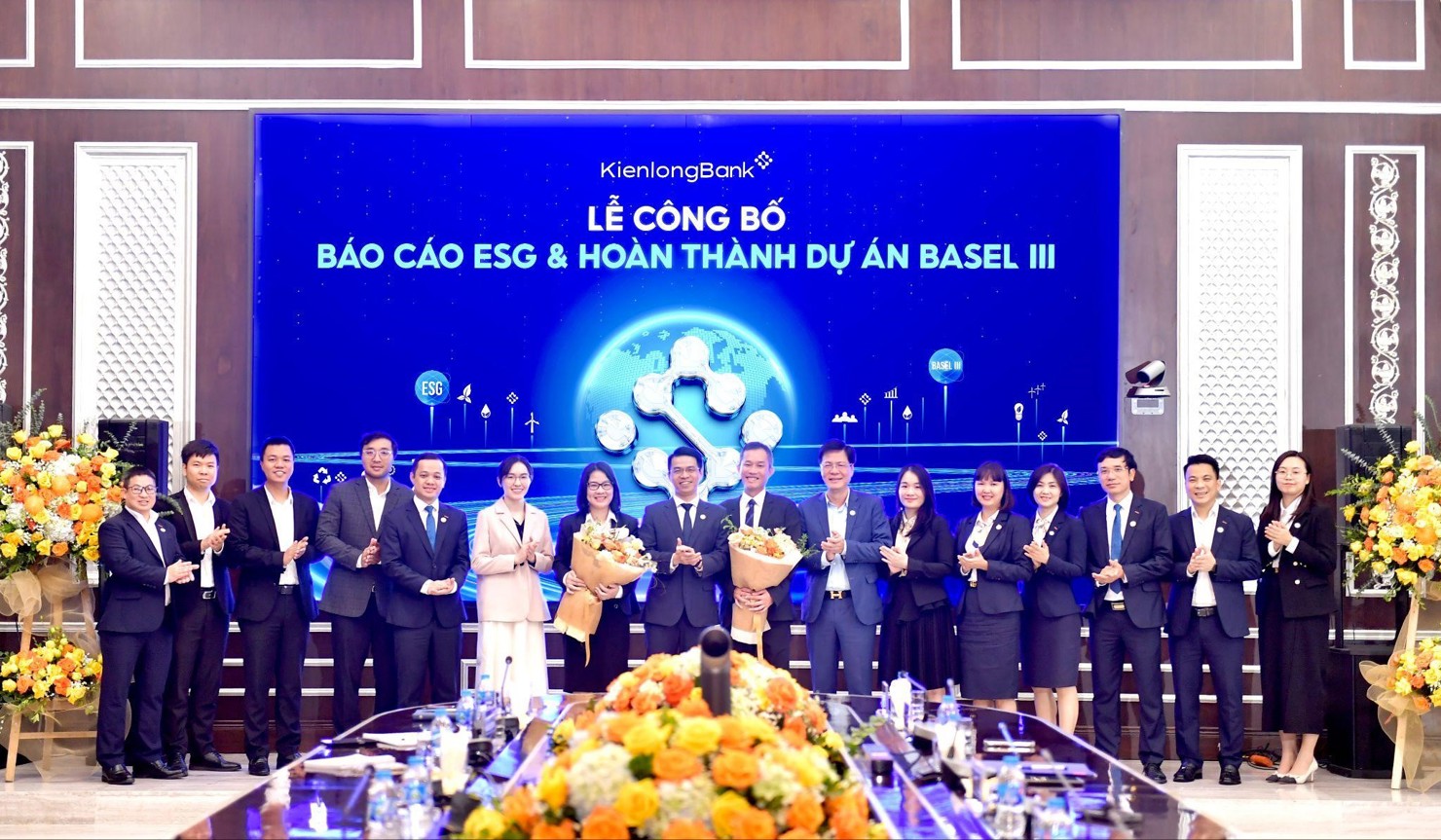 L&atilde;nh đạo KienlongBank trao hoa cảm ơn v&agrave; ch&uacute;c mừng hai đối t&aacute;c c&ugrave;ng Ban Dự &aacute;n. Ảnh: KLB