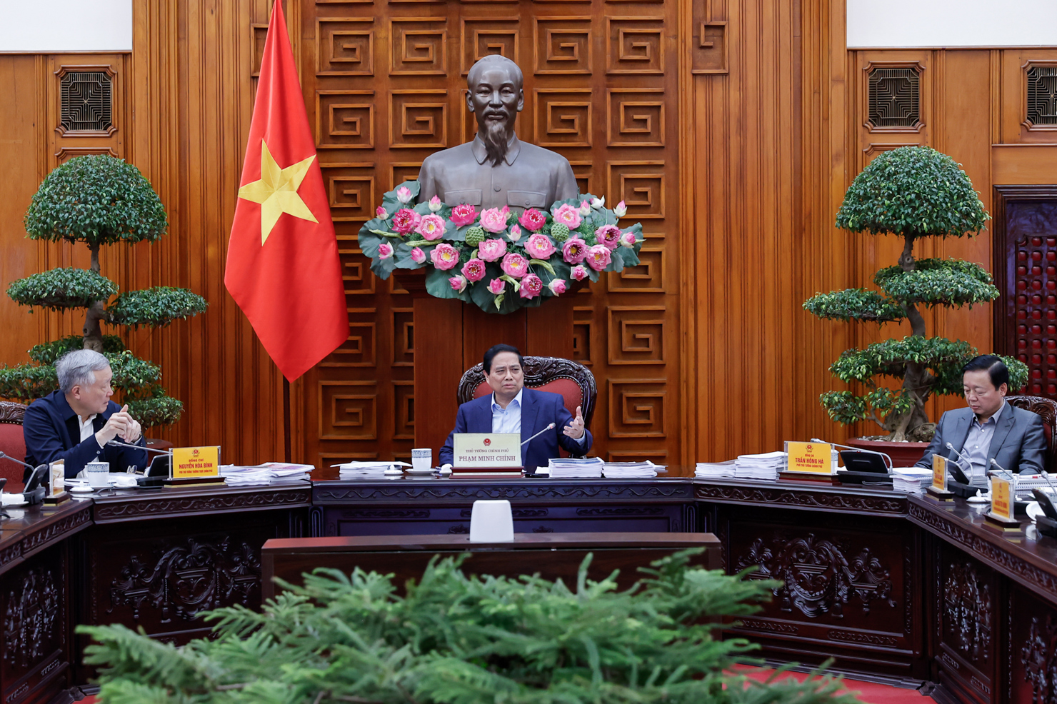 Thủ tướng y&ecirc;u cầu phải quan t&acirc;m ph&acirc;n cấp, ph&acirc;n quyền triệt để cho H&agrave; Nội v&agrave; TP. Hồ Ch&iacute; Minh trong tổ chức thực hiện, huy động nguồn lực v&agrave; xử l&yacute; c&aacute;c vấn đề li&ecirc;n quan - Ảnh: VGP/Nhật Bắc