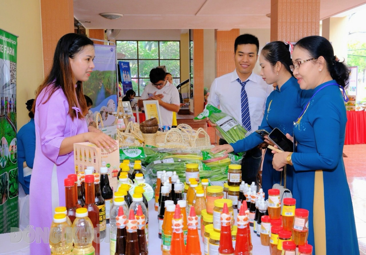 Hợp tác xã Nông nghiệp Tâm Dân, TP. Bến Tre trưng bày sản phẩm OCOP, tại TP. Bến Tre. Ảnh: Cẩm Trúc