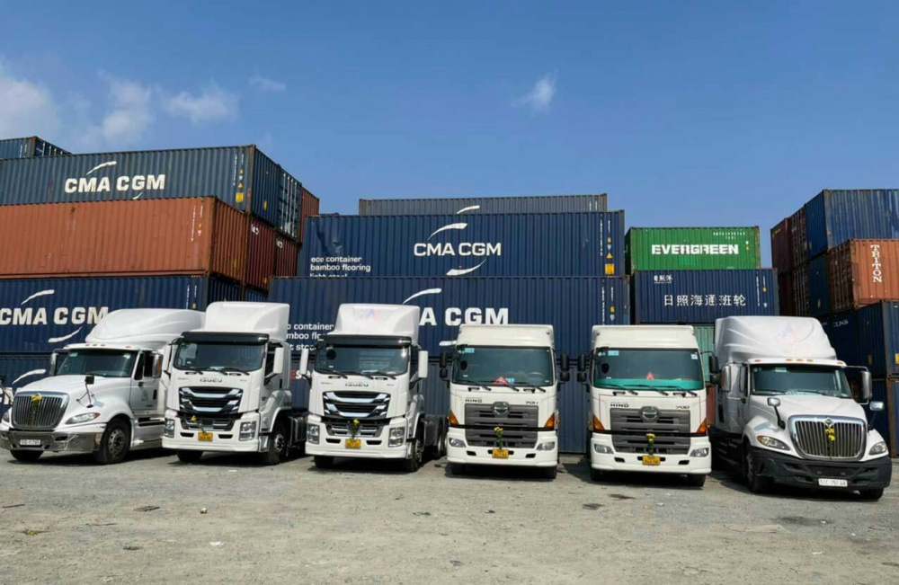 Xe đầu kéo và rơ-moóc là hai phương tiện đang kéo nhau chứ không phải 1 phương tiện nên có 2 biển số để kiểm soát theo quy định của pháp luật. 