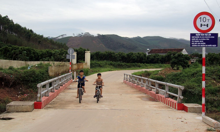 Ngầm tràn Trại Lán tại thôn Trại Lán, xã Vô Tranh, huyện Lục Nam vừa hoàn thành xây dựng và đưa vào sử dụng. Ảnh: S. Quyết