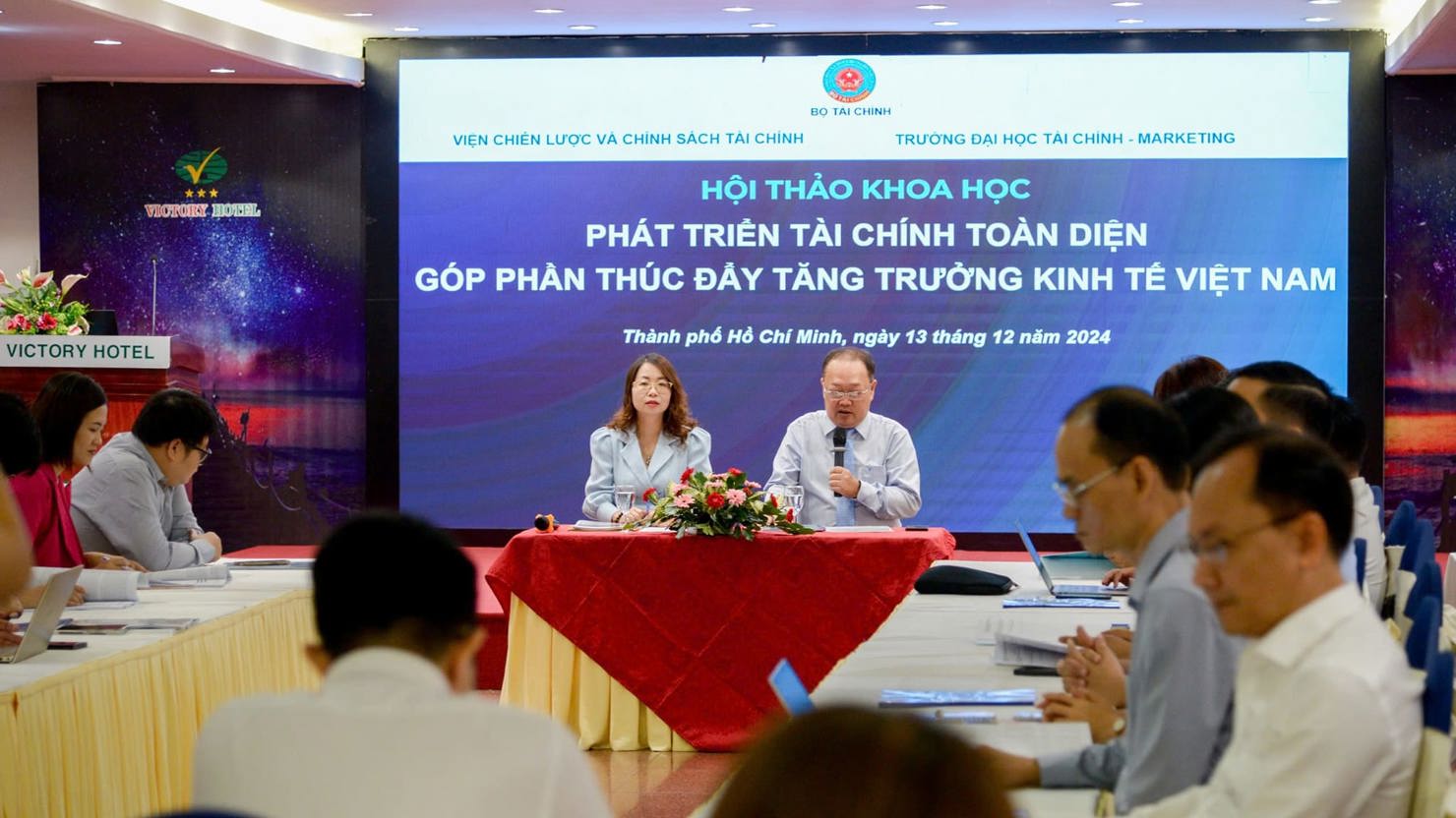 TS. L&ecirc; Thị Th&ugrave;y V&acirc;n &ndash; Ph&oacute; Viện trường Viện Chiến lược t&agrave;i ch&iacute;nh v&agrave; TS. Phạm Quốc Việt - Ph&oacute; hiệu trưởng Trường ĐH T&agrave;i ch&iacute;nh - Marketing đồng chủ tr&igrave; Hội thảo.