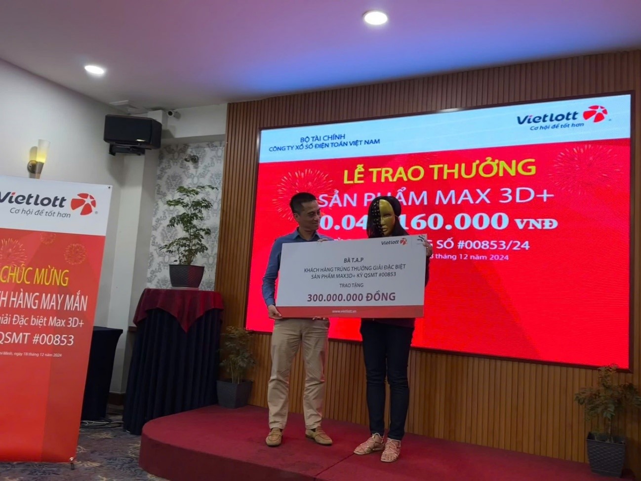 Chị P. trao tặng 300 triệu đồng để thực hiện c&aacute;c chương tr&igrave;nh an sinh x&atilde; hội. Ảnh: Vietlott