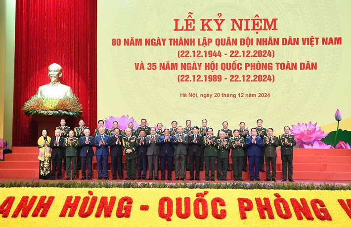 Tổng B&iacute; thư T&ocirc; L&acirc;m c&ugrave;ng c&aacute;c đồng ch&iacute; L&atilde;nh đạo Đảng, Nh&agrave; nước, nguy&ecirc;n L&atilde;nh đạo Đảng, Nh&agrave; nước, Bộ Quốc ph&ograve;ng chụp ảnh lưu niệm.