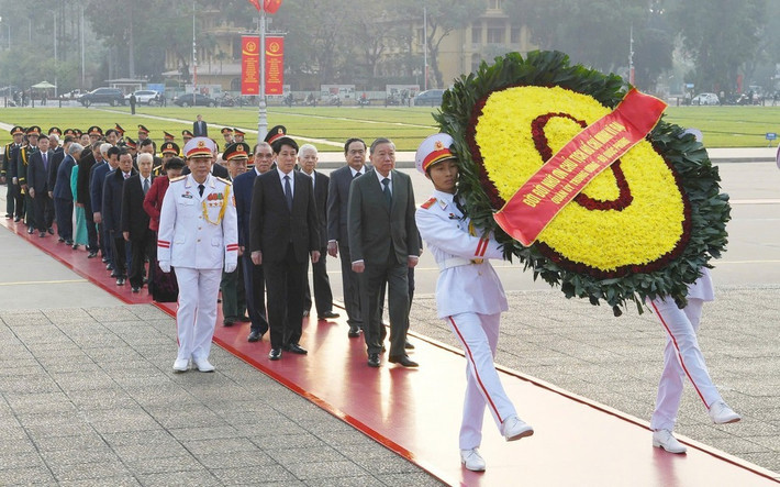 Trước đ&oacute;, Đo&agrave;n đại biểu đặt v&ograve;ng hoa v&agrave; v&agrave;o Lăng viếng Chủ tịch Hồ Ch&iacute; Minh.