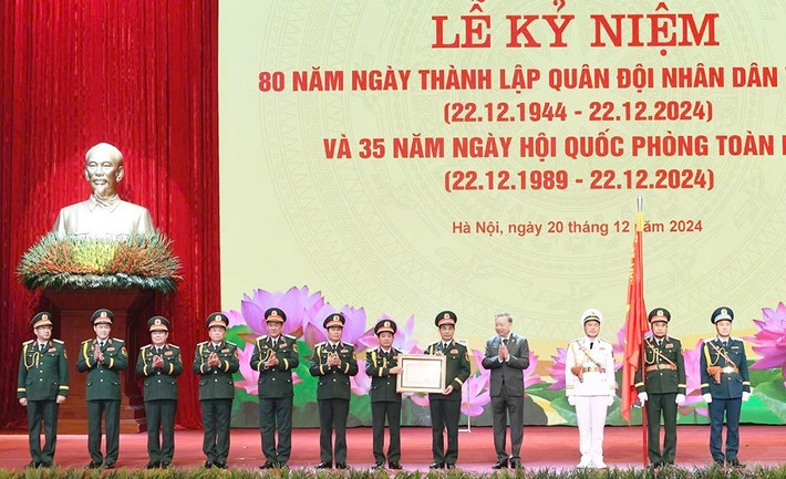 Thay mặt l&atilde;nh đạo Đảng, Nh&agrave; nước, Tổng B&iacute; thư T&ocirc; L&acirc;m trao Hu&acirc;n chương Hồ Ch&iacute; Minh tặng Qu&acirc;n đội nh&acirc;n d&acirc;n Việt Nam.