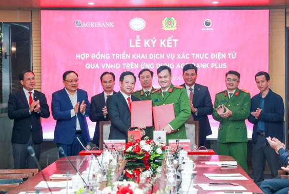 Lễ ký kết Hợp đồng triển khai dịch vụ xác thực điện tử qua VNeID trên Agribank Plus giữa Agribank và Trung tâm RAR.