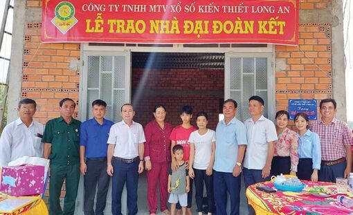 Công ty TNHH MTV Xổ số kiến thiết Long An trao nhà đại đoàn kết. Ảnh: An Thuận