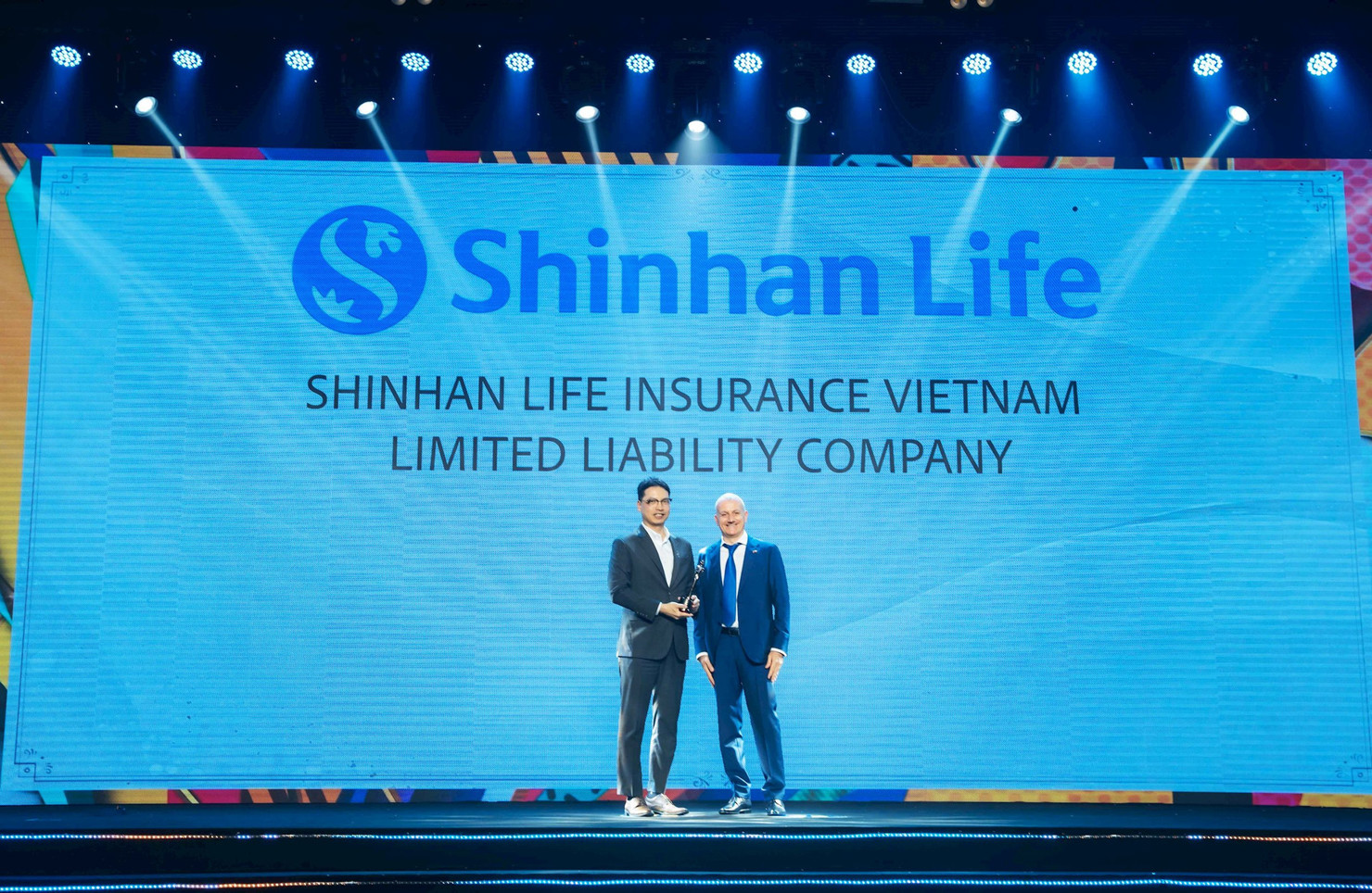 Shinhan Life Việt Nam đ&atilde; vinh dự nhận giải thưởng k&eacute;p tại HR Asia Awards 2024.