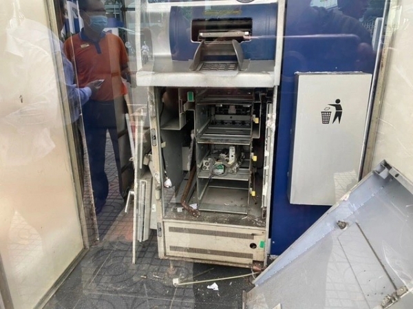 Hiện trường máy ATM bị đập phá, trộm tiền. Ảnh: Nguyễn Tú