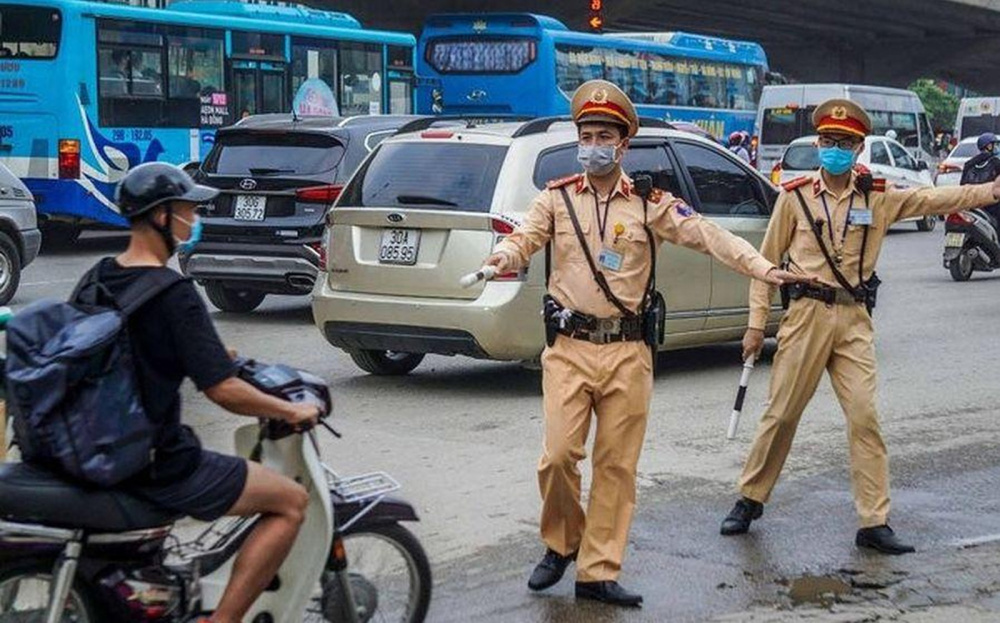 Người điều khiển &ocirc; t&ocirc; kh&ocirc;ng chấp h&agrave;nh đ&egrave;n t&iacute;n hiệu giao th&ocirc;ng, hay đi ngược chiều, sẽ bị xử phạt 18-20 triệu đồng