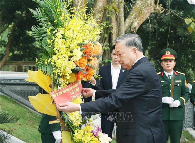 Tổng B&iacute; thư T&ocirc; L&acirc;m d&acirc;ng hoa, d&acirc;ng hương tưởng niệm tại khu mộ Đại danh y Hải Thượng L&atilde;n &Ocirc;ng L&ecirc; Hữu Tr&aacute;c, danh nh&acirc;n văn ho&aacute; thế giới tại huyện Hương Sơn, tỉnh H&agrave; Tĩnh. Ảnh: TTXVN &nbsp;