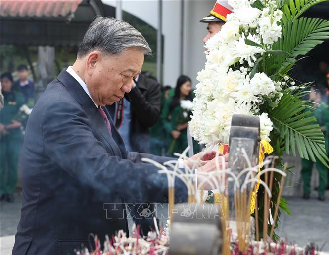 Tổng B&iacute; thư T&ocirc; L&acirc;m d&acirc;ng hương tưởng niệm c&aacute;c Anh h&ugrave;ng liệt sĩ Thanh ni&ecirc;n xung phong tại Khu di t&iacute;ch Ng&atilde; ba Đồng Lộc. Ảnh: TTXVN &nbsp;