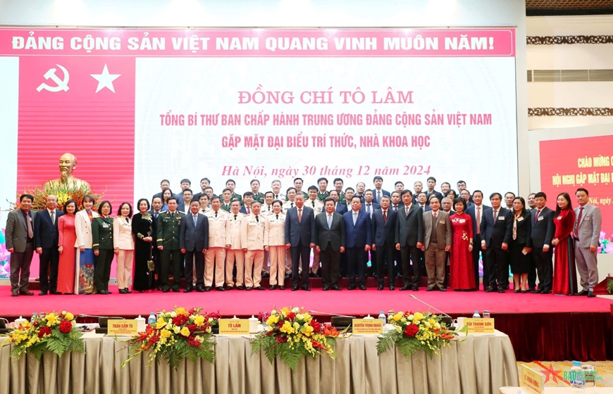 Tổng B&iacute; thư T&ocirc; L&acirc;m chụp ảnh c&ugrave;ng c&aacute;c đại biểu l&agrave; tr&iacute; thức, nh&agrave; khoa học tại Hội nghị.