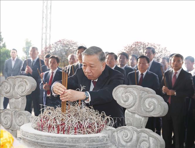 Tổng B&iacute; thư T&ocirc; L&acirc;m d&acirc;ng hương tưởng niệm Tổng B&iacute; thư Trần Ph&uacute; tại x&atilde; T&ugrave;ng Ảnh, huyện Đức Thọ, tỉnh H&agrave; Tĩnh. Ảnh: TTXVN &nbsp;