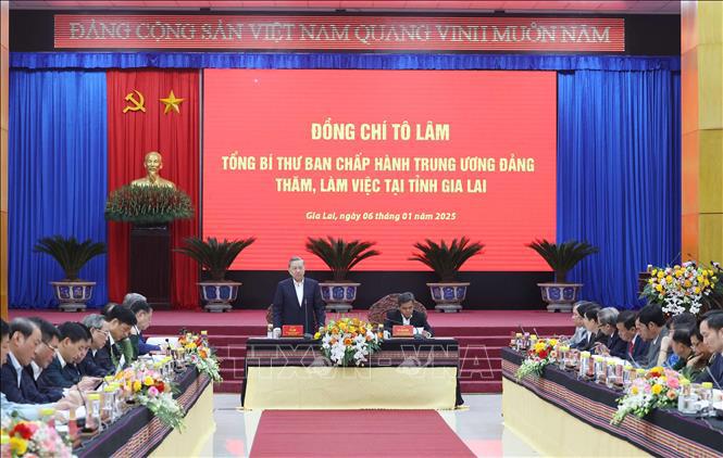 Tổng B&iacute; thư T&ocirc; L&acirc;m l&agrave;m việc với c&aacute;n bộ chủ chốt của tỉnh Gia Lai - Ảnh: TTXVN