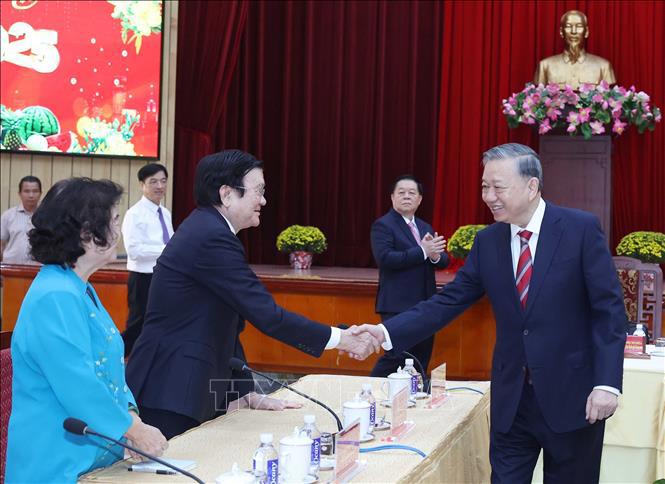 Tổng B&iacute; thư T&ocirc; L&acirc;m tr&ograve; chuyện, hỏi thăm nguy&ecirc;n l&atilde;nh đạo Đảng, Nh&agrave; nước, c&aacute;n bộ l&atilde;o th&agrave;nh ti&ecirc;u biểu v&agrave; đại biểu tr&iacute; thức, nh&agrave; khoa học, văn nghệ sĩ dự buổi gặp mặt. Ảnh: TTXVN