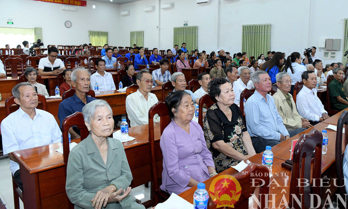 C&aacute;c đại biểu dự cuộc thăm, tặng qu&agrave; Tết tại huyện Phụng Hiệp, Hậu Giang. Ảnh: L&acirc;m Hiển