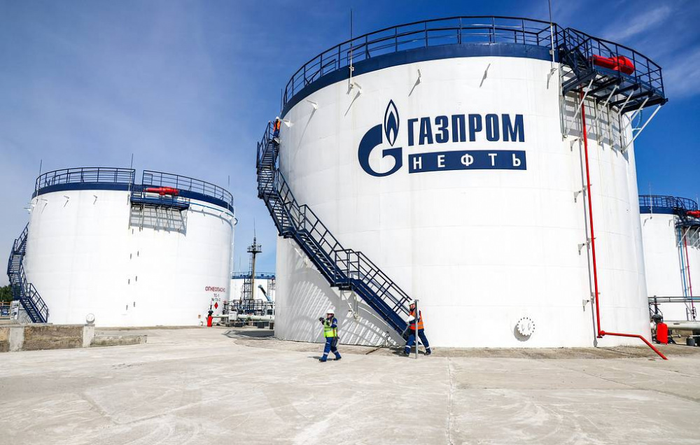 Ch&iacute;nh quyền Anh cũng đ&atilde; &aacute;p đặt c&aacute;c biện ph&aacute;p trừng phạt mới đối với Gazprom Neft v&agrave; Surgutneftegaz