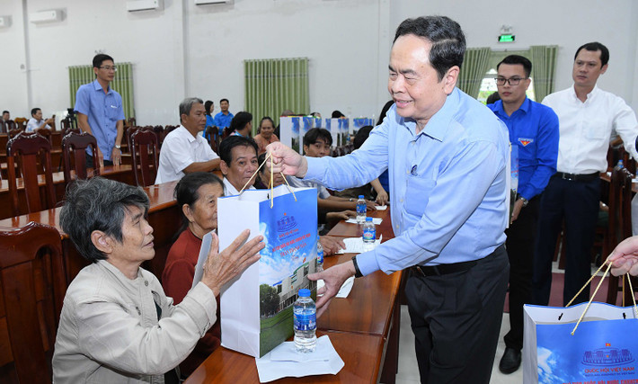 Chủ tịch Quốc hội Trần Thanh Mẫn tặng qu&agrave; Tết c&aacute;c hộ gia đ&igrave;nh ch&iacute;nh s&aacute;ch, người ngh&egrave;o, người c&oacute; ho&agrave;n cảnh đặc biệt kh&oacute; khăn tại huyện Phụng Hiệp, tỉnh Hậu Giang. Ảnh: L&acirc;m Hiển