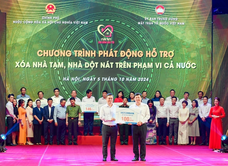 &Ocirc;ng Nguyễn Thanh T&ugrave;ng (b&ecirc;n tr&aacute;i) - B&iacute; thư Đảng ủy, Chủ tịch HĐQT Vietcombank trao tượng trưng kinh ph&iacute; 100 tỷ đồng hỗ trợ xo&aacute; nh&agrave; tạm, nh&agrave; dột n&aacute;t ủng hộ cho địa phương.