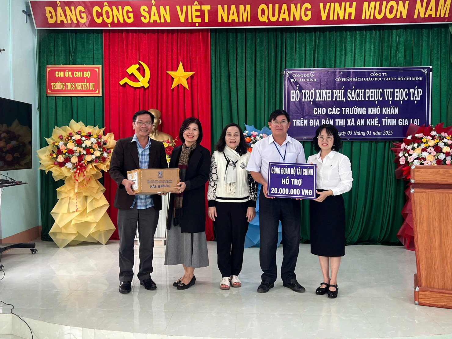 Ph&oacute; Chủ tịch C&ocirc;ng đo&agrave;n Bộ T&agrave;i ch&iacute;nh L&ecirc; Thị Hạnh trao kinh ph&iacute; s&aacute;ch phục vụ học tập cho c&aacute;c trường kh&oacute; khăn tr&ecirc;n địa b&agrave;n Thị x&atilde; An Kh&ecirc;, tỉnh Gia Lai (ng&agrave;y 03/01/2025).