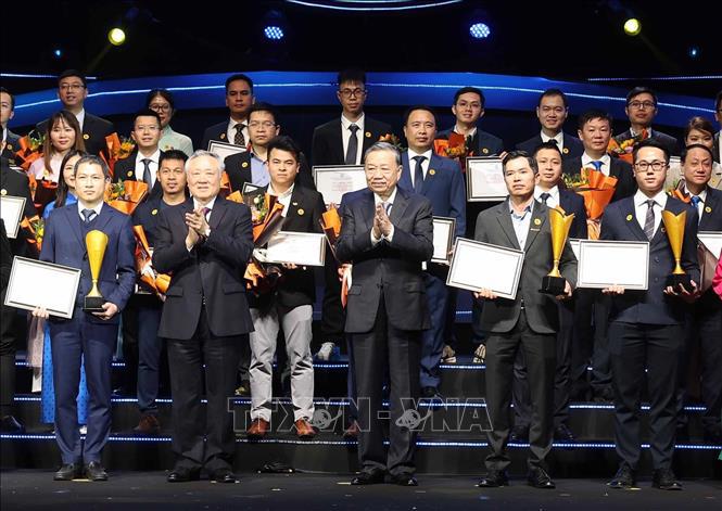 Tổng B&iacute; thư T&ocirc; L&acirc;m v&agrave; c&aacute;c doanh nghiệp đạt Giải sản phẩm c&ocirc;ng nghệ số "Make in Viet Nam 2024" - Ảnh: TTXVN