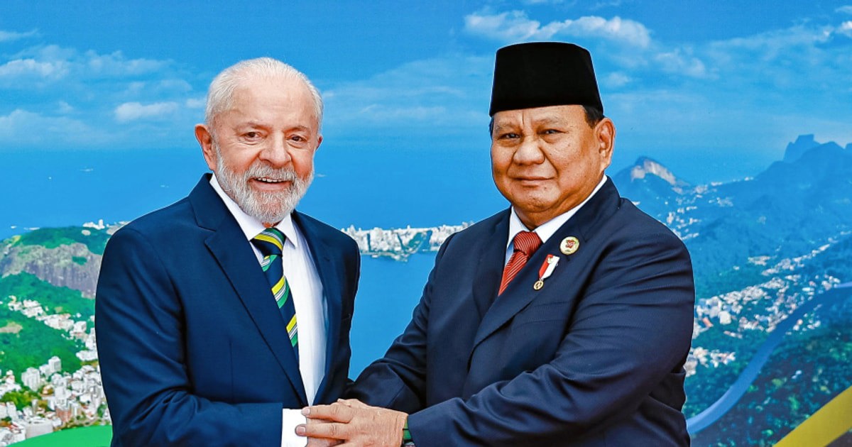 Tổng thống Brazil Luiz Inacio Lula de Silva (trái) bắt tay Tổng thống Indonesia Prabowo Subianto tại Rio de Janeiro ngày 18/11/2024. Ảnh: AFP