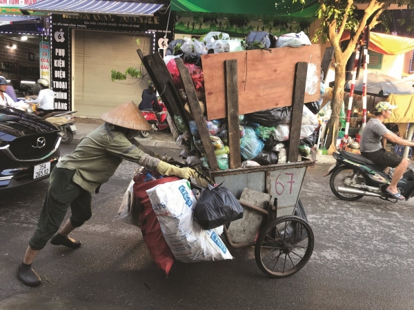 Nhiều địa phương còn lúng túng trong thực hiện phân loại rác tại nguồn. Ảnh: Lê Minh