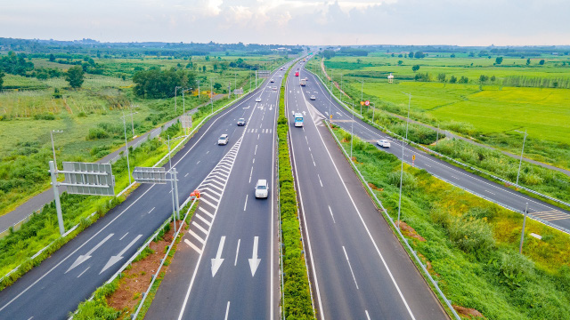 H&agrave;ng th&aacute;ng, Bộ T&agrave;i ch&iacute;nh kịp thời b&aacute;o c&aacute;o Thủ tướng Ch&iacute;nh phủ t&igrave;nh h&igrave;nh giải ng&acirc;n vốn đầu tư c&ocirc;ng của từng bộ, cơ quan trung ương v&agrave; địa phương, trong đ&oacute; đ&atilde; ghi nhận, b&aacute;o c&aacute;o r&otilde; c&aacute;c kh&oacute; khăn vướng mắc trong giải ng&acirc;n vốn &nbsp;