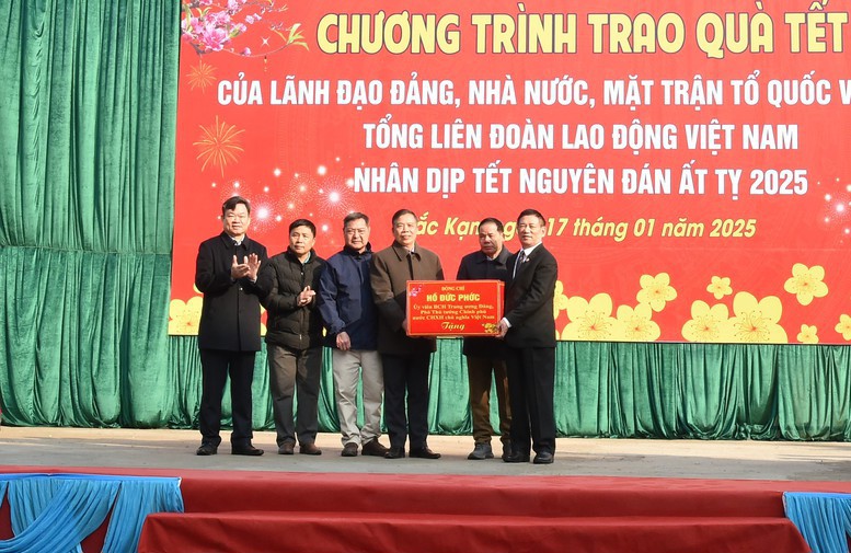 Ph&oacute; Thủ tướng Hồ Đức Phớc c&ugrave;ng B&iacute; thư Tỉnh ủy Bắc Kạn Ho&agrave;ng Duy Chinh ch&uacute;c Tết huyện Ng&acirc;n Sơn, Bắc Kạn.Ảnh VGP/Trần Mạnh