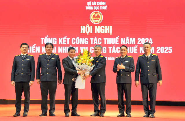 Bộ trưởng Bộ Tài chính Nguyễn Văn Thắng tặng hoa chúc mừng tập thể Lãnh đạo Tổng cục Thuế tại Hội nghị tổng kết công tác thuế năm 2024 và triển khai công tác thuế năm 2025 của Tổng cục Thuế.