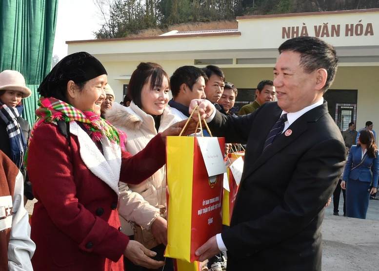 Ph&oacute; Thủ tướng b&agrave;y tỏ, những m&oacute;n qu&agrave; tuy kh&ocirc;ng lớn về gi&aacute; trị nhưng l&agrave; t&igrave;nh cảm ch&acirc;n th&agrave;nh nhằm chia sẻ với những ho&agrave;n cảnh kh&oacute; khăn c&oacute; một c&aacute;i Tết ấm &aacute;p hơn. Ảnh VGP/Trần Mạnh