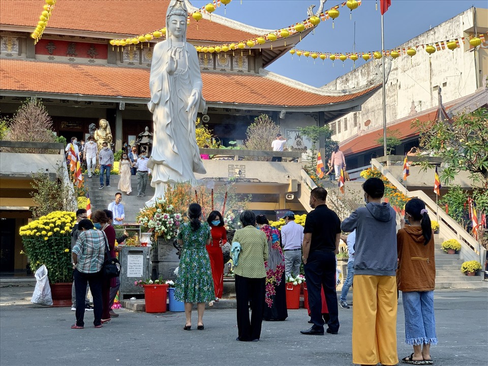 Đi ch&ugrave;a đầu năm. Ảnh: B&aacute;o Lao động. &nbsp;