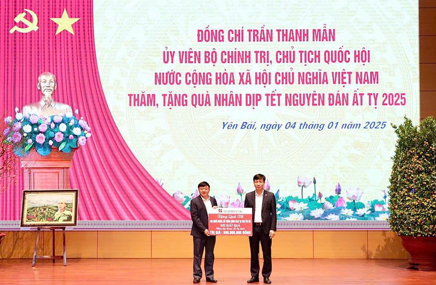 Đại diện Agribank, đồng ch&iacute;&nbsp;Phạm Đức Tuấn - Th&agrave;nh vi&ecirc;n HĐTV, Chủ tịch C&ocirc;ng đo&agrave;n Agribank đ&atilde; trao 500 triệu đồng hỗ trợ người d&acirc;n v&agrave; lực lượng vũ trang tại địa b&agrave;n tỉnh Y&ecirc;n B&aacute;i