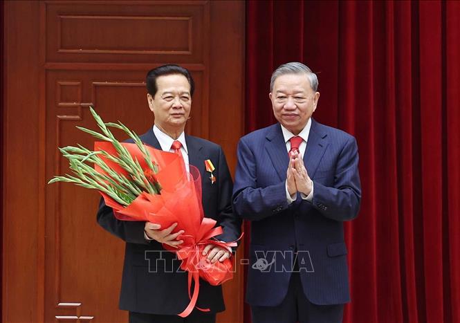 Tổng B&iacute; thư T&ocirc; L&acirc;m trao Hu&acirc;n chương Sao V&agrave;ng tặng đồng ch&iacute; Nguyễn Tấn Dũng, nguy&ecirc;n Ủy vi&ecirc;n Bộ Ch&iacute;nh trị, nguy&ecirc;n Thủ tướng Ch&iacute;nh phủ - Ảnh: TTXVN