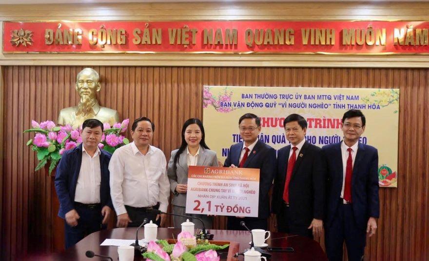 C&aacute;c chi nh&aacute;nh Agribank tr&ecirc;n địa b&agrave;n tỉnh Thanh H&oacute;a th&ocirc;ng qua Ủy ban Mặt trận Tổ quốc tỉnh đ&atilde; trao tặng c&aacute;c hộ ngh&egrave;o, gia đ&igrave;nh ch&iacute;nh s&aacute;ch tại địa phương với tổng số tiền 2,1 tỷ đồng