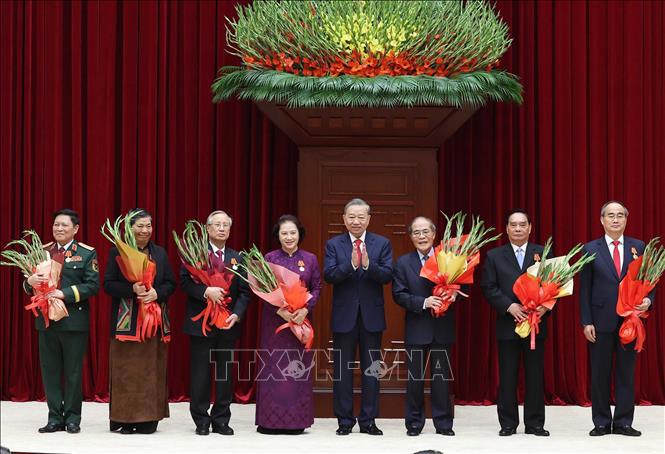 Tổng B&iacute; thư T&ocirc; L&acirc;m trao tặng Hu&acirc;n chương Hồ Ch&iacute; Minh cho c&aacute;c đồng ch&iacute; nguy&ecirc;n l&atilde;nh đạo Đảng, Nh&agrave; nước. Ảnh: TTXVN