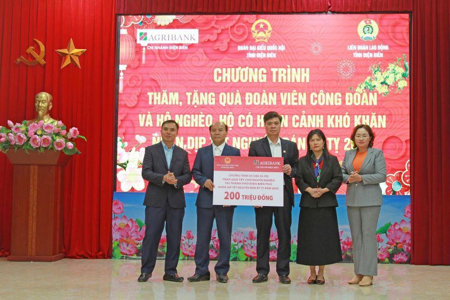 Đại diện Agribank Chi nh&aacute;nh tỉnh Điện Bi&ecirc;n trao biển tượng trưng tặng qu&agrave; Tết cho người người ngh&egrave;o tại Th&agrave;nh phố Điện Bi&ecirc;n Phủ số tiền&nbsp;200 triệu đồng