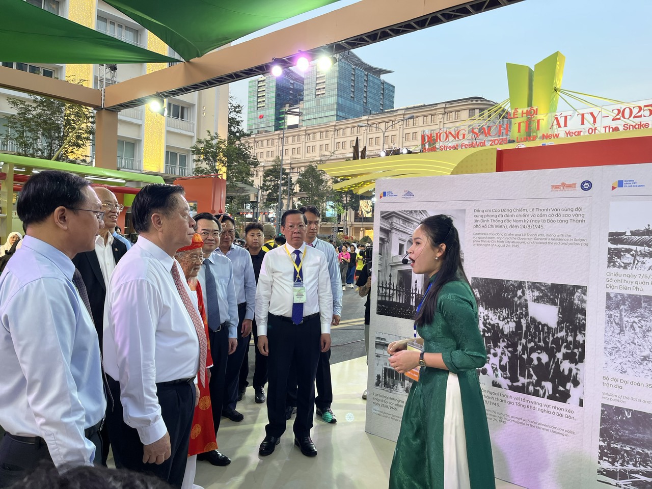 Trưởng Ban Tuyên giáo Trung ương và các đại biểu đi tham quan Đường sách Tết 2025 - Ảnh: VGP/LA