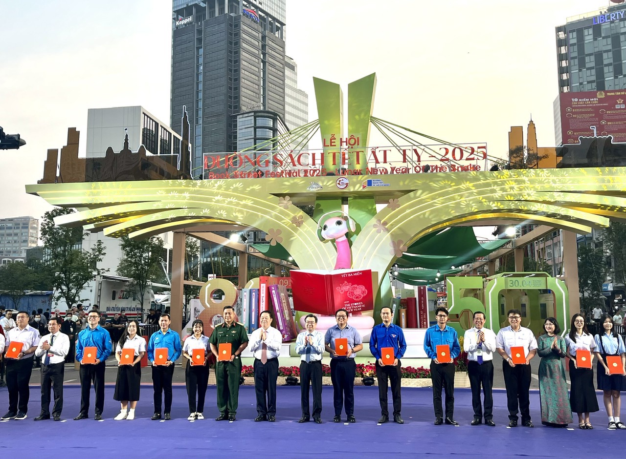 Trưởng Ban Tuyên giáo Trung ương Nguyễn Trọng Nghĩa cùng đại diện lãnh đạo TP. Hồ Chí Minh cắt băng khai mạc lễ hội Đường sách Tết Ất Tỵ năm 2025 - Ảnh: VGP/LA
