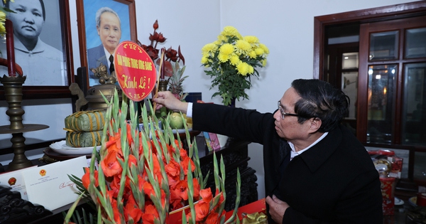 Thủ tướng Phạm Minh Chính dâng hương cố Thủ tướng Phạm Văn Đồng - Ảnh: VGP/Nhật Bắc