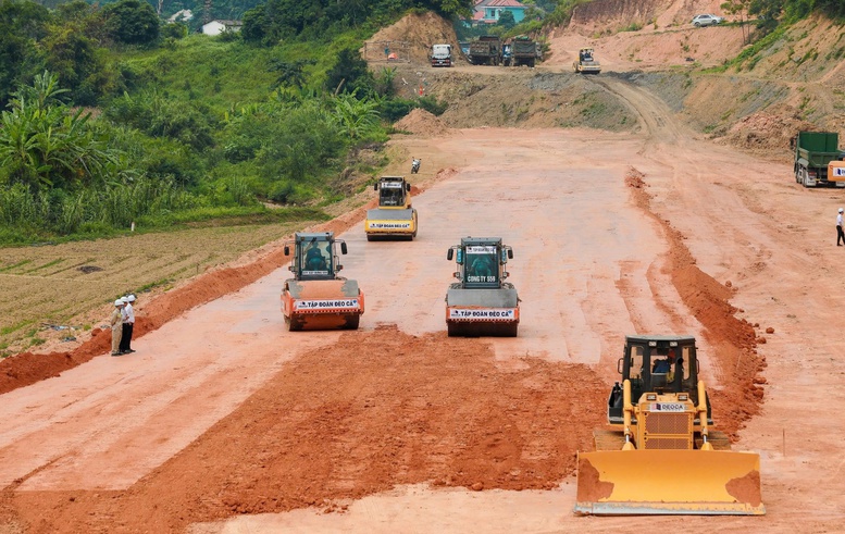 Tr&ecirc;n c&ocirc;ng trường, c&aacute;c nh&agrave; thầu đang huy động 426 m&aacute;y m&oacute;c thiết bị, 886 nh&acirc;n sự, triển khai đồng loạt 39 mũi thi c&ocirc;ng tr&ecirc;n to&agrave;n dự &aacute;n.